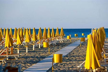 Italy: Rimini creates a giant beach