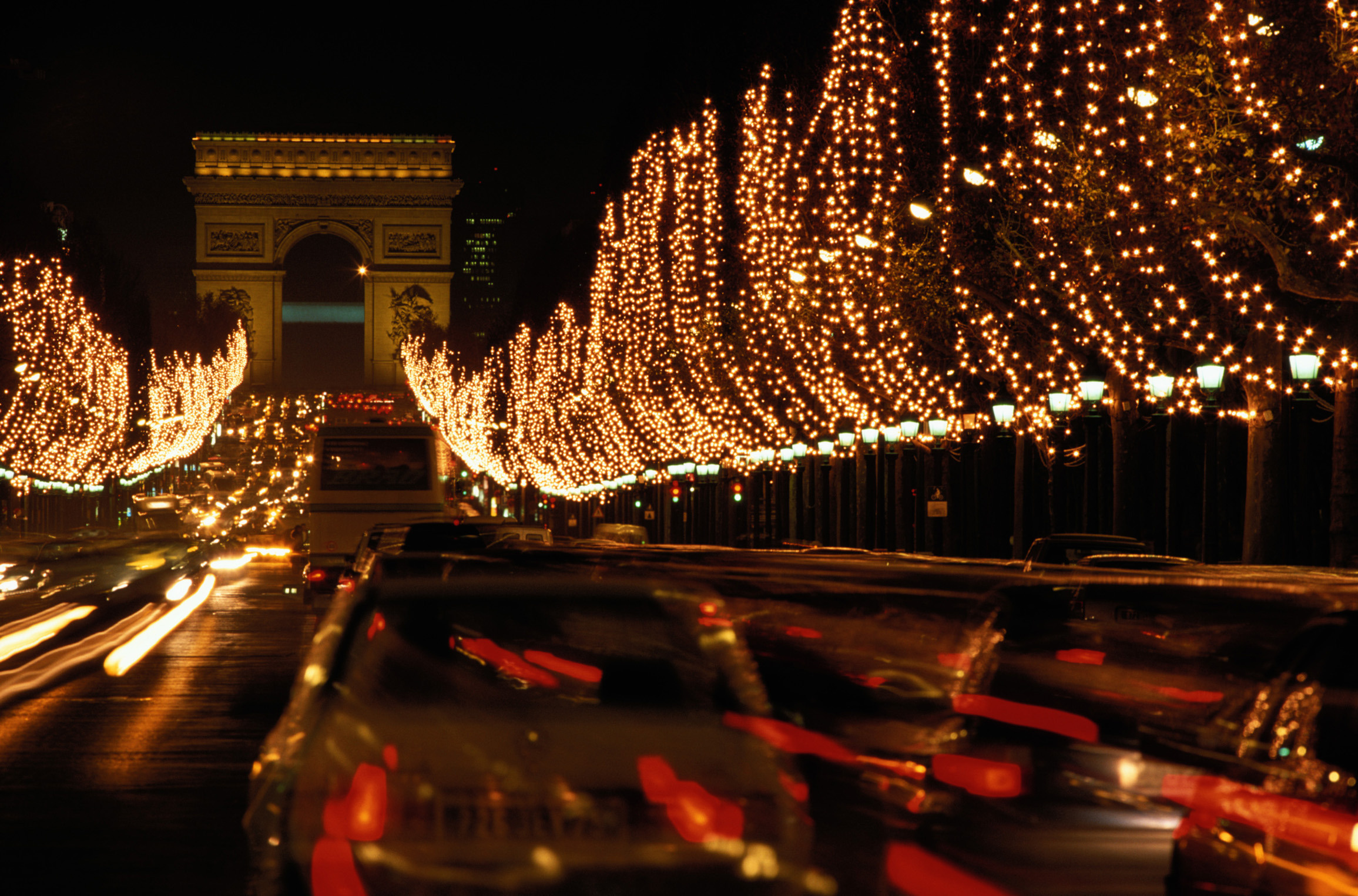 Здесь новый год. Елисейские поля Париж ночью. Триумфальная арка Париж новый год. Триумфальная арка Париж Рождество. Елисейские поля Рождественская иллюминация.